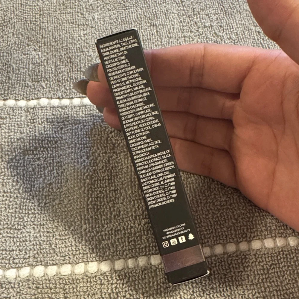 NIB HUDA BEAUTY Overachiever Concealer - Black and Gold